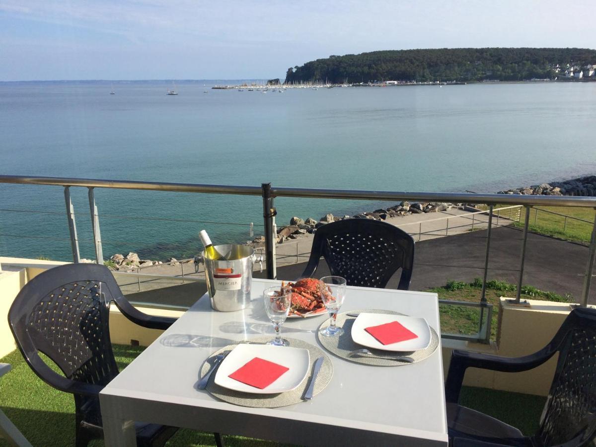 Une terrasse sur la mer Crozon Esterno foto